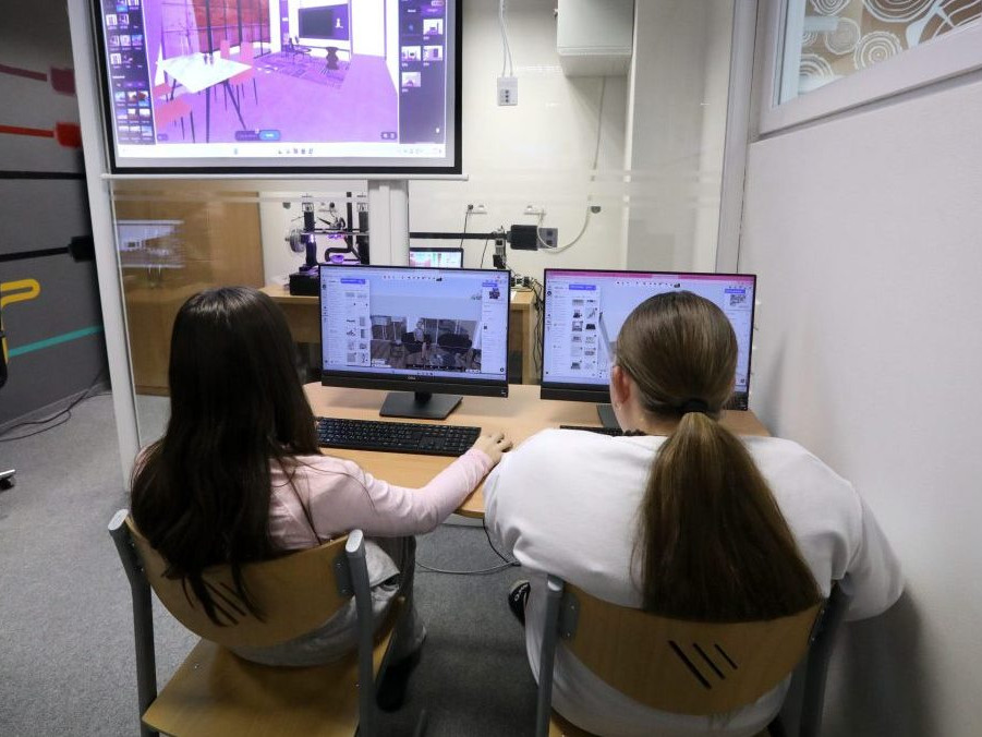 Na ilustračnej snímke žiačky v triede.