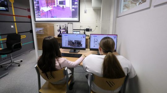 Na ilustračnej snímke žiačky v triede.