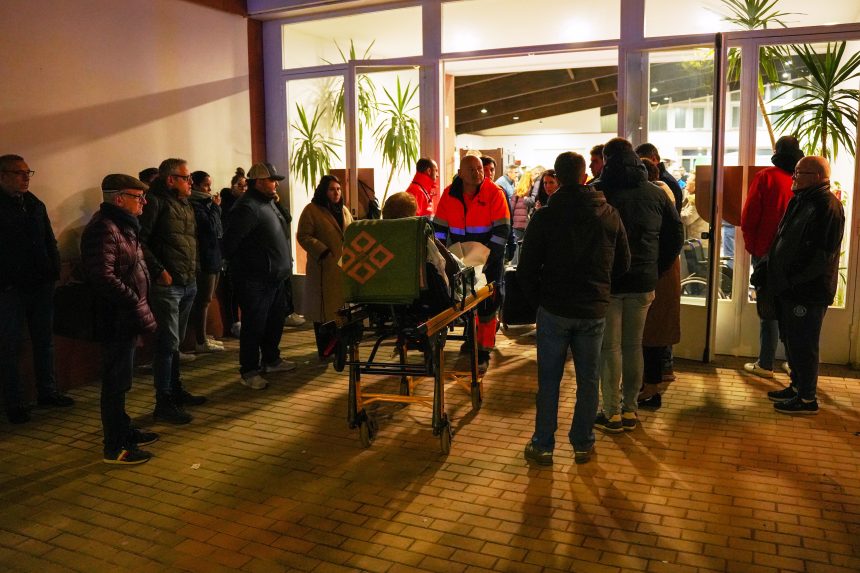 Na snímke záchranári prevážajú zranených.