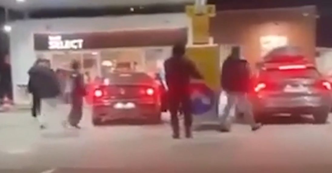 Na snímke záznam z kamery zachytáva výtržníkov.