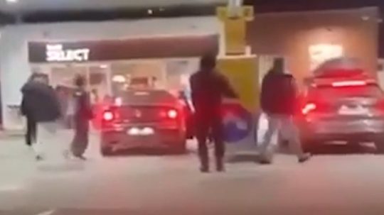 Na snímke záznam z kamery zachytáva výtržníkov.