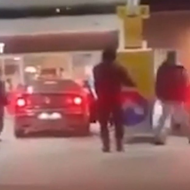 Na snímke záznam z kamery zachytáva výtržníkov.