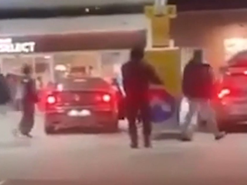 Na snímke záznam z kamery zachytáva výtržníkov.