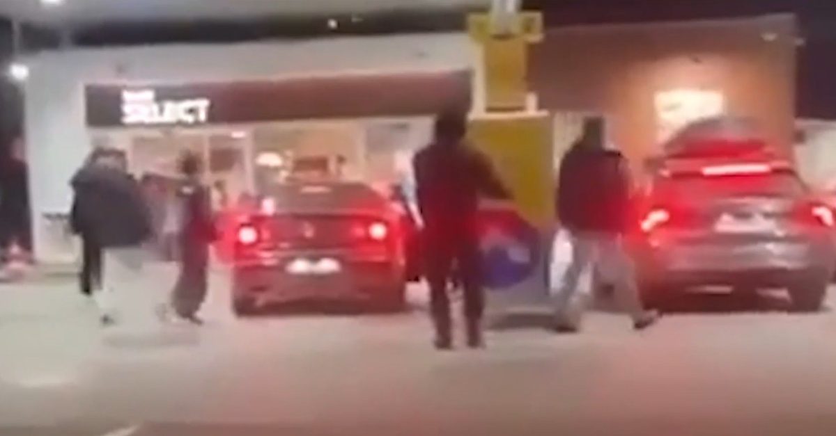 Benz&iacute;nka v Spi&scaron;skej Novej Vsi sa stala centrom n&aacute;silia. Skupina v&yacute;tržn&iacute;kov nap&aacute;da ľud&iacute;, ktor&iacute; si pr&iacute;du natankovať