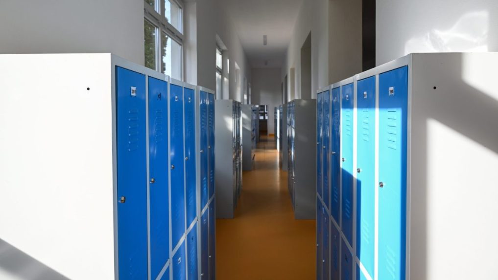 Na ilustračnej snímke chodba strednej školy.