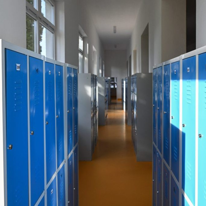 Na ilustračnej snímke chodba strednej školy.