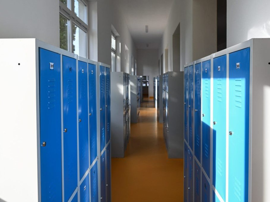 Na ilustračnej snímke chodba strednej školy.