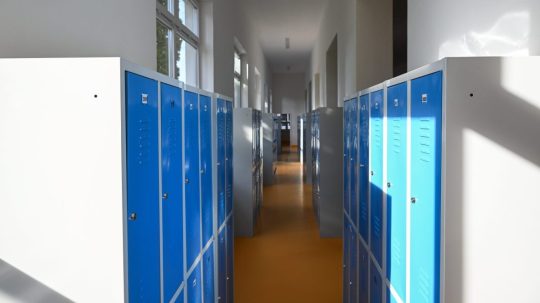 Na ilustračnej snímke chodba strednej školy.