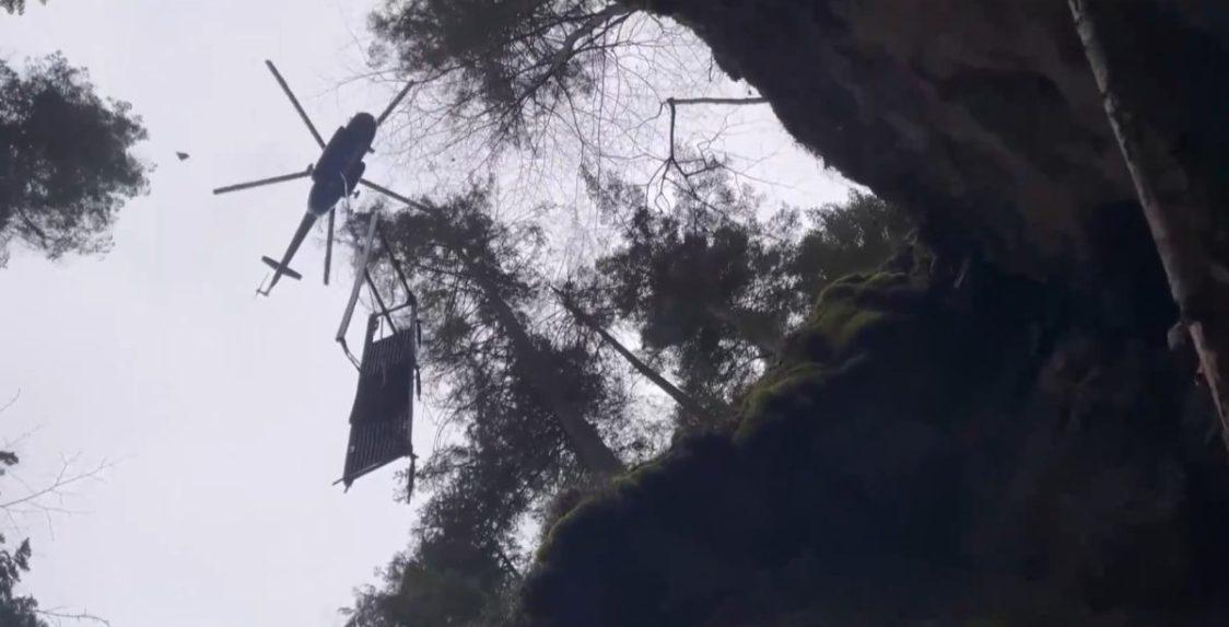 Na snímke vrtuľník počas opráv v Suchej Belej.