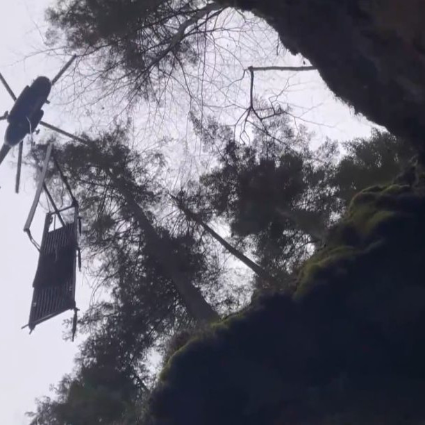 Na snímke vrtuľník počas opráv v Suchej Belej.