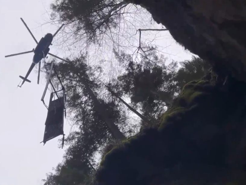 Na snímke vrtuľník počas opráv v Suchej Belej.