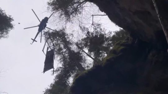 Na snímke vrtuľník počas opráv v Suchej Belej.