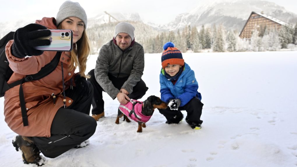 Na snímke turisti sa fotia na zamrznutom Štrbskom plese vo Vysokých Tatrách.