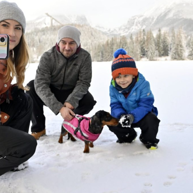 Na snímke turisti sa fotia na zamrznutom Štrbskom plese vo Vysokých Tatrách.