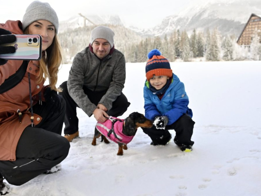 Na snímke turisti sa fotia na zamrznutom Štrbskom plese vo Vysokých Tatrách.