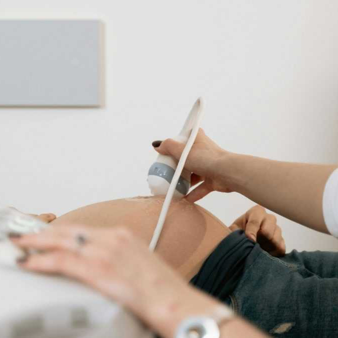 Na ilustračnej snímke tehotná žena na ultrazvuku.