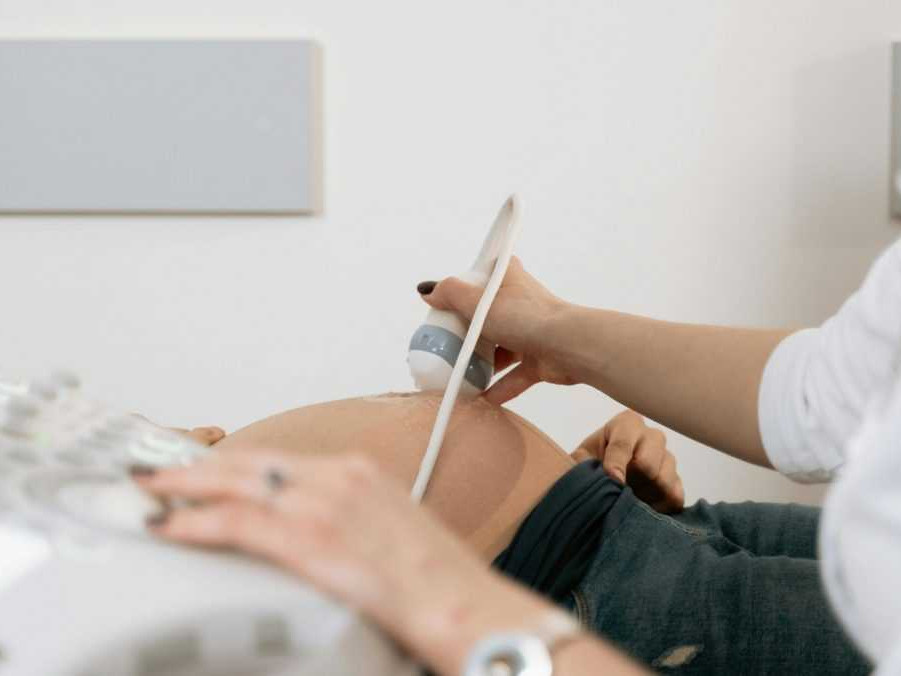 Na ilustračnej snímke tehotná žena na ultrazvuku.