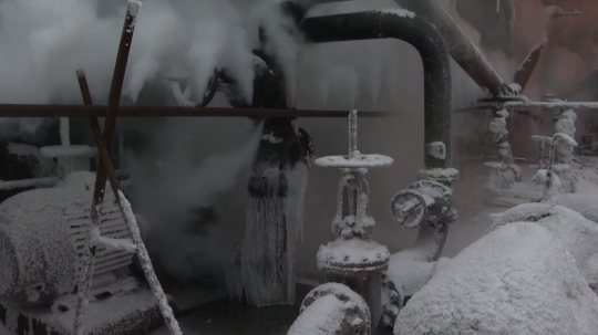 Na snímke sú zamrznuté trubky v ukrajinskej elektrárni.