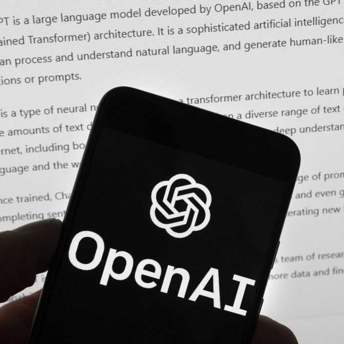 Na snímke telefón s logom OpenAI pred obrazovkou s výsledkom vyhľadávania v prístroji ChatGPT.