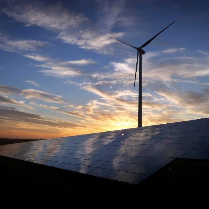 Veterné turbíny a solárne panely v nemeckom meste Kitzingen.