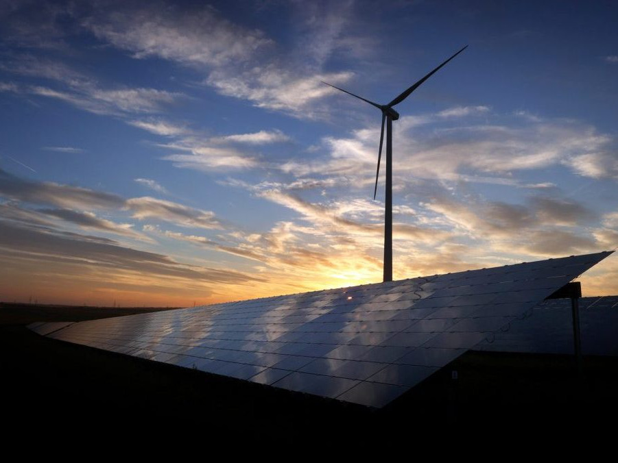 Veterné turbíny a solárne panely v nemeckom meste Kitzingen.