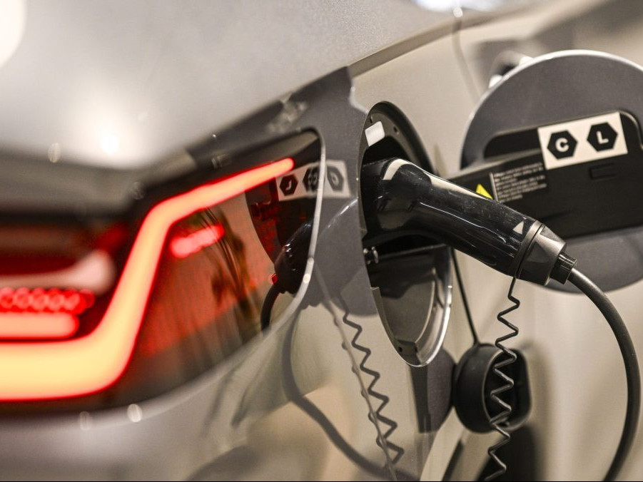 Elektromobil na nabíjačke.