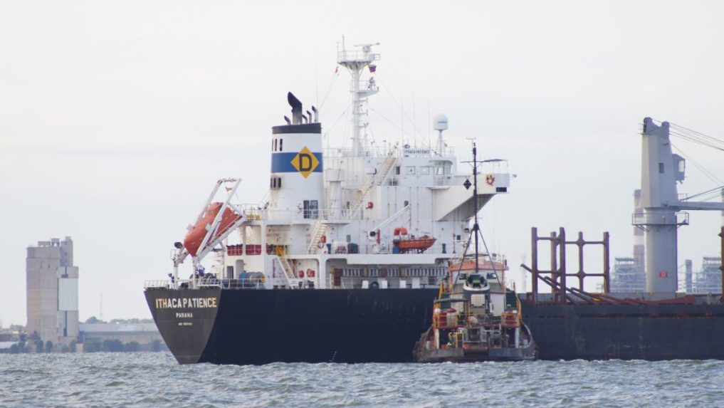 Na ilustračnej snímke loď vo venezuelskom prístave.