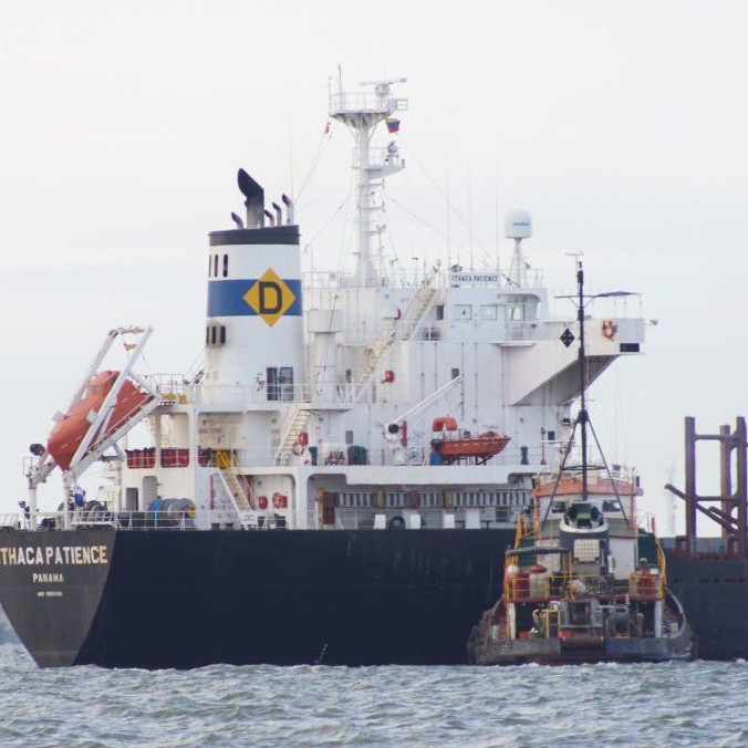 Na ilustračnej snímke loď vo venezuelskom prístave.