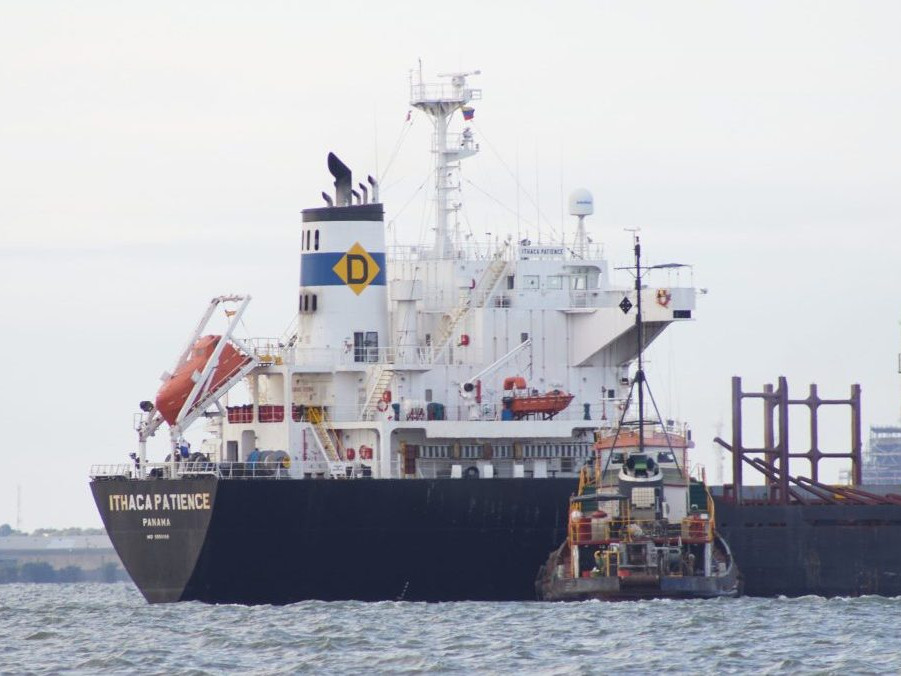 Na ilustračnej snímke loď vo venezuelskom prístave.