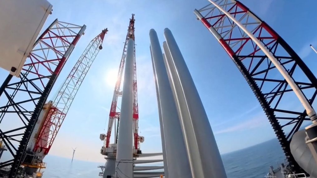 Na ilustračnej snímke výstavba veternej elektrárne.