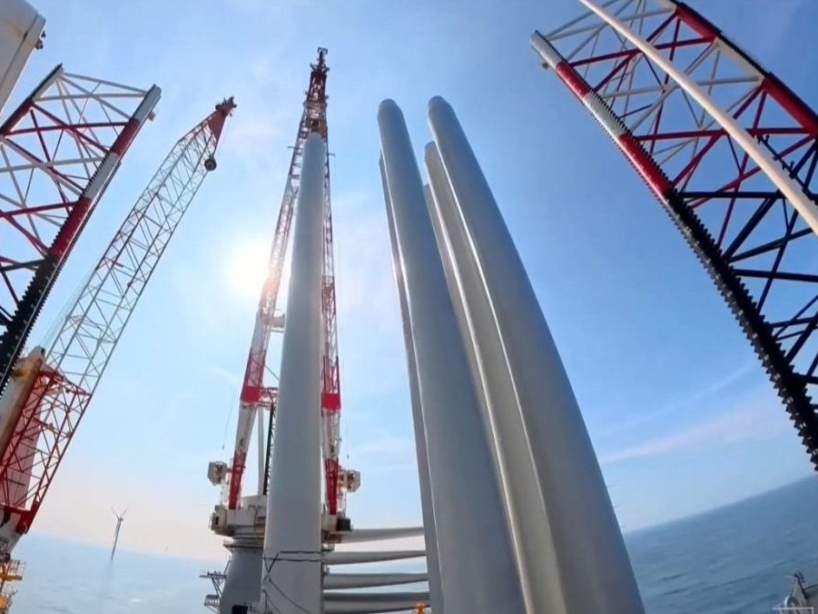 Na ilustračnej snímke výstavba veternej elektrárne.