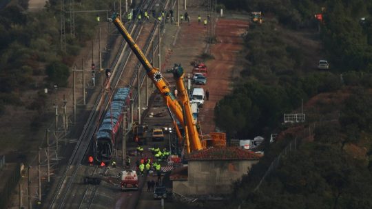 VIDEO: Ďalšia nehoda na železnici v Španielsku. Vlak narazil do žeriavu, hlásia niekoľko zranených