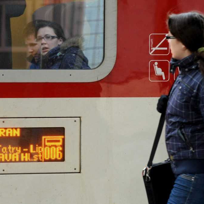 Na archívnej snímke sú cestujúci pred a vo vlaku IC na stanici v Košiciach.