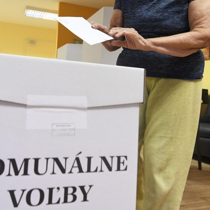 Na snímke volí žena počas komunálnych volieb.