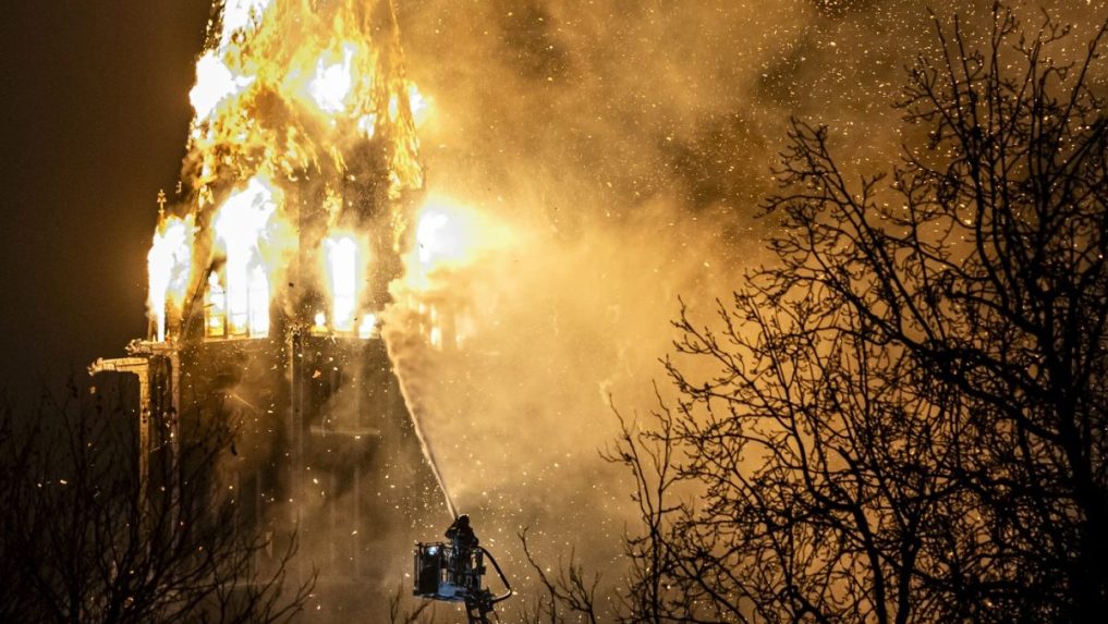 horiaca veža kostola