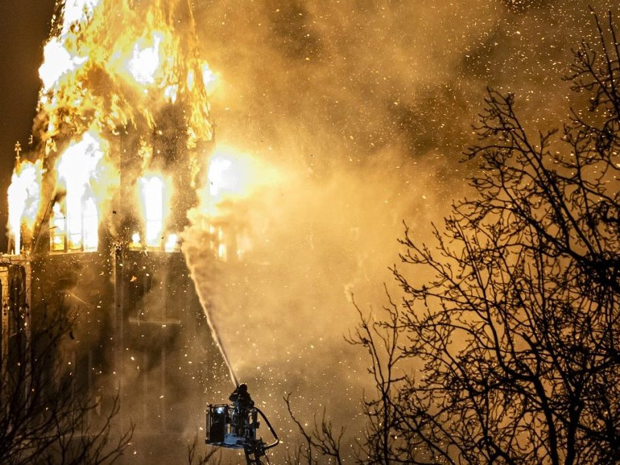 horiaca veža kostola