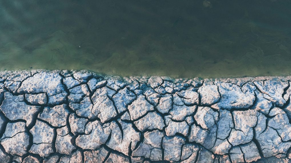 Na snímke je voda a popraskaná zem.