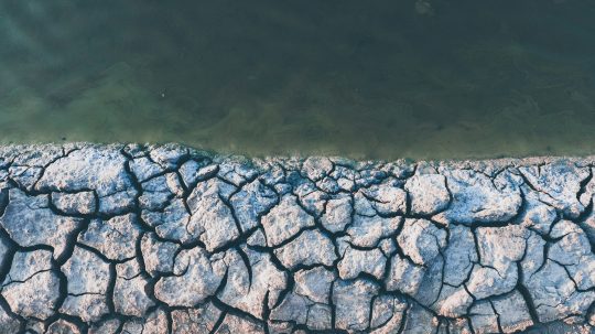 Na snímke je voda a popraskaná zem.