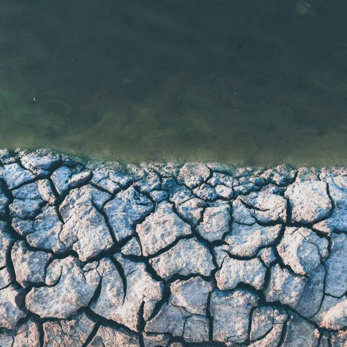 Na snímke je voda a popraskaná zem.