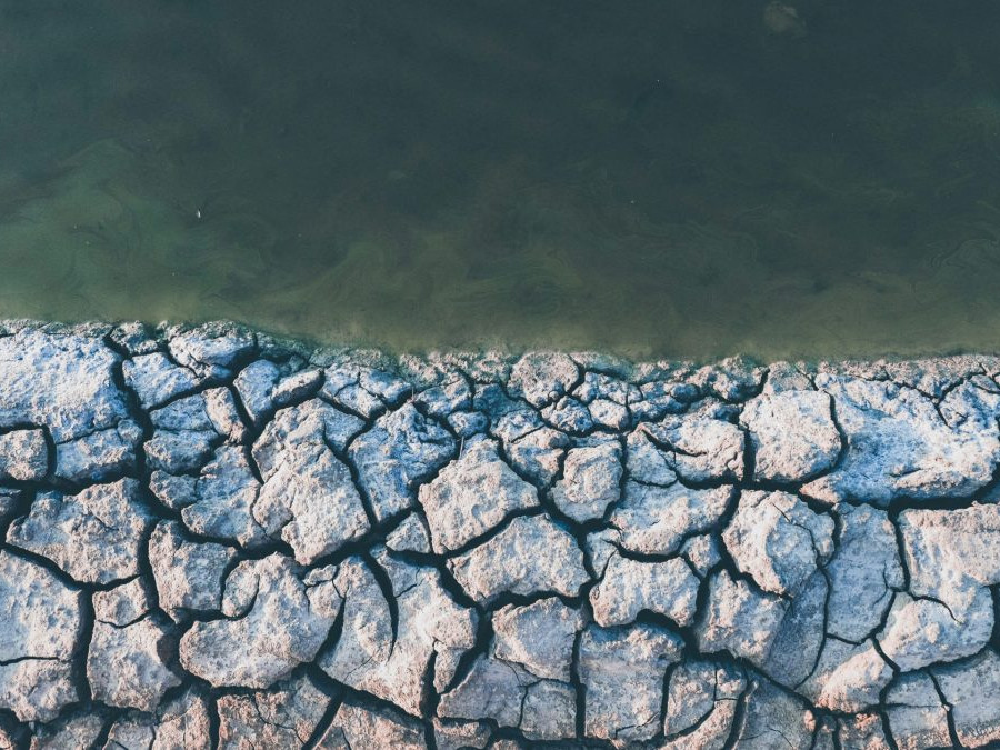 Na snímke je voda a popraskaná zem.