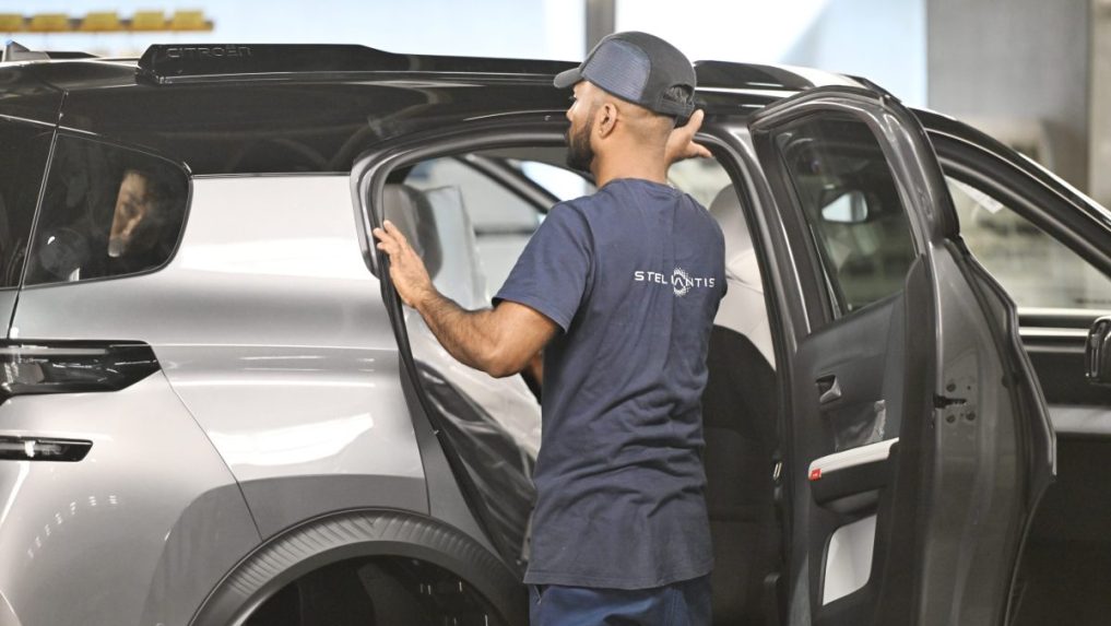 Na ilustračnej snímke zamestnanec v automobilke.