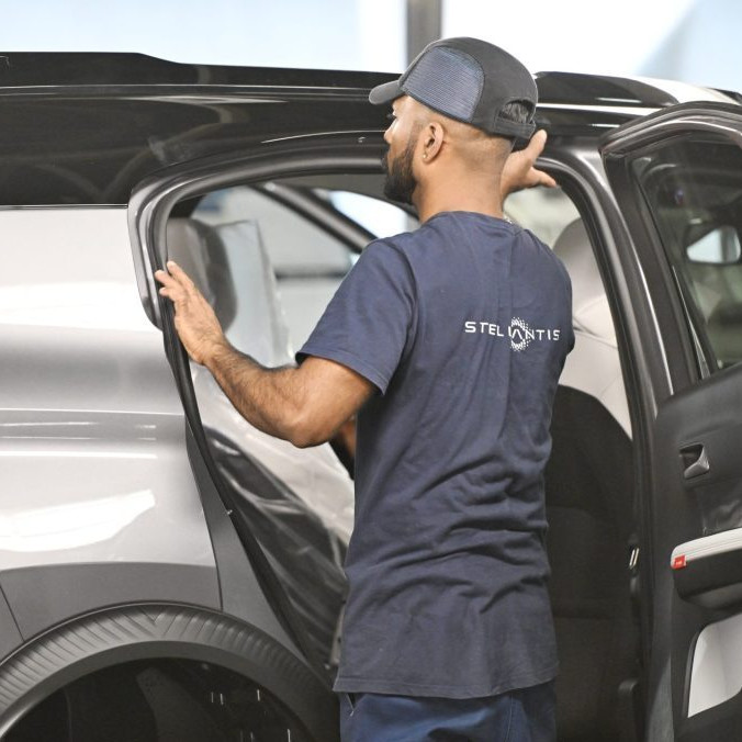 Na ilustračnej snímke zamestnanec v automobilke.