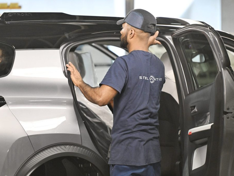 Na ilustračnej snímke zamestnanec v automobilke.