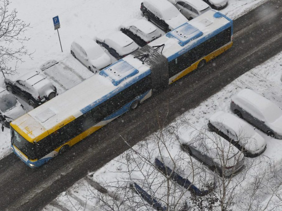 Zaparkované autá na košickom Sídlisku KVP.