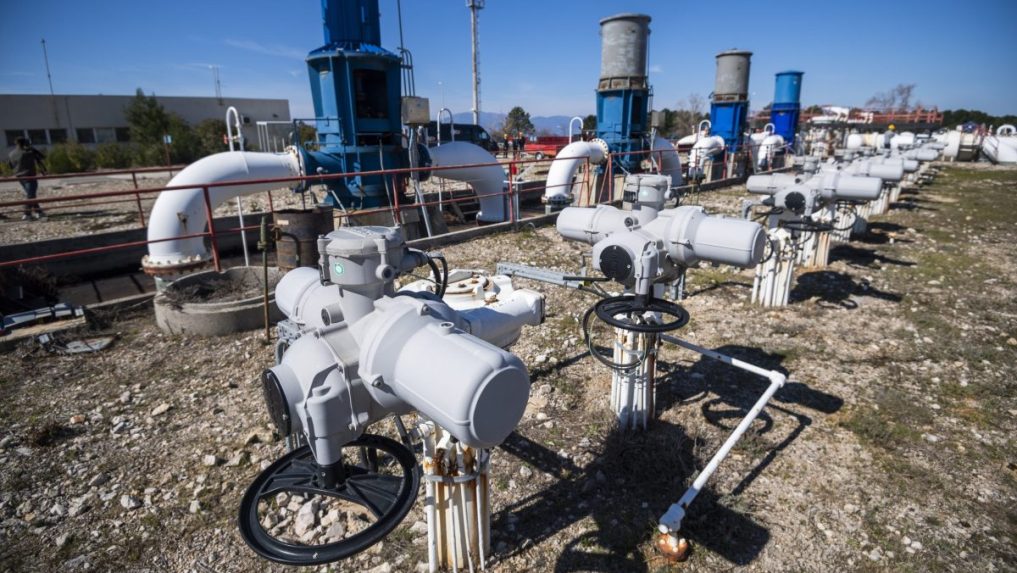 Na snímke prečerpávacia stanica na ropu v ropnom termináli na chorvátskom ostrove Krk.