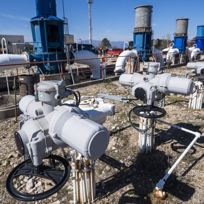 Na snímke prečerpávacia stanica na ropu v ropnom termináli na chorvátskom ostrove Krk.