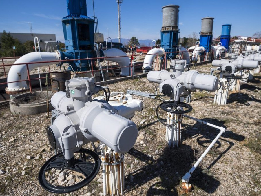 Na snímke prečerpávacia stanica na ropu v ropnom termináli na chorvátskom ostrove Krk.