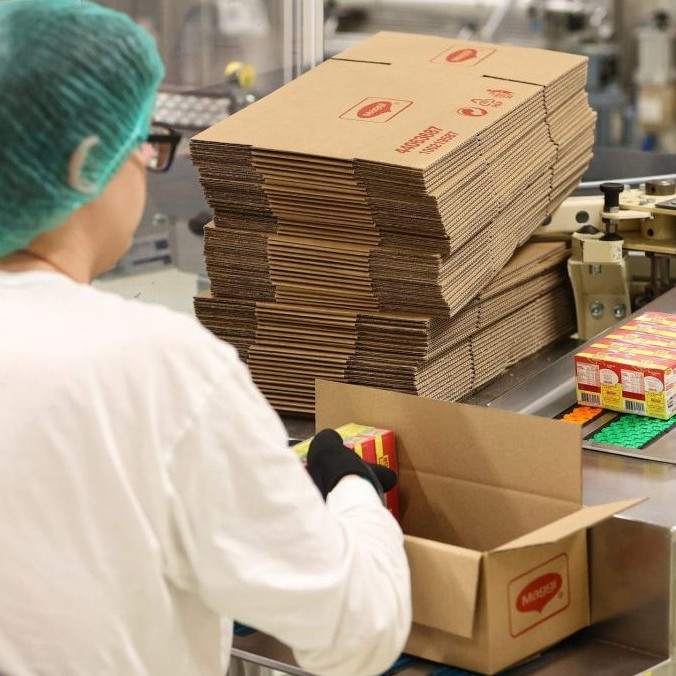 Zamestnankyňa pri práci vo fabrike v Prievidzi.