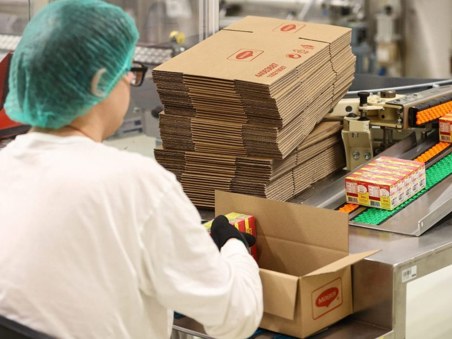 Zamestnankyňa pri práci vo fabrike v Prievidzi.