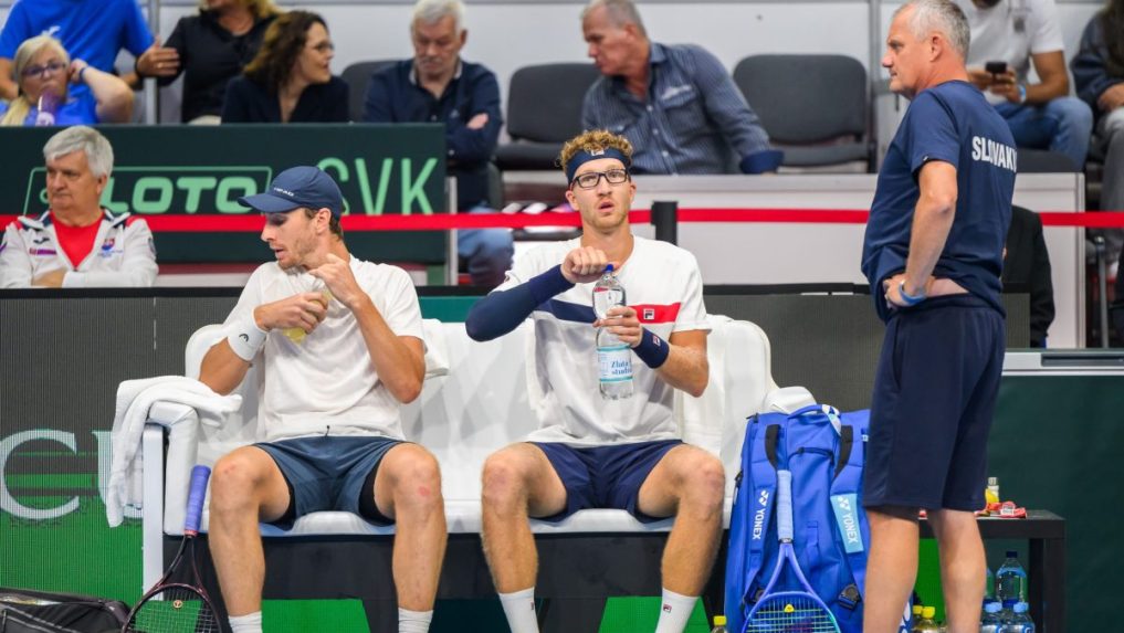 Slovenskí daviscupoví reprezentanti Lukáš Klein, Miloš Karol a kapitán tímu Slovenska Tibor Tóth.